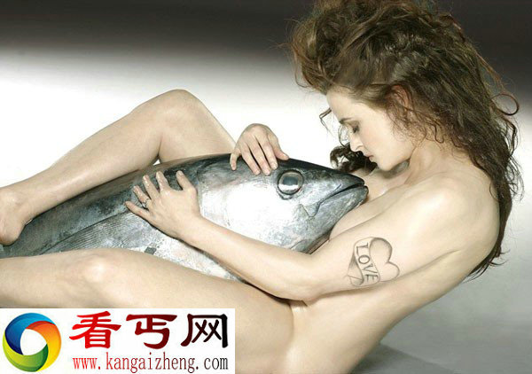 美女子为保护海洋生物献身抱大鱼拍写真照