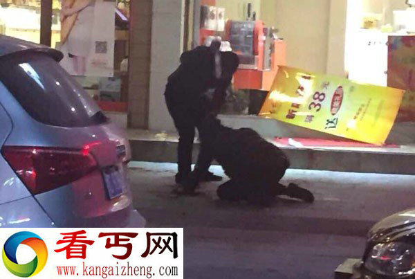实拍浙江女老板被男子当街砍伤 场面血腥满地鲜血