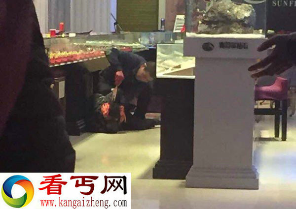 实拍浙江女老板被男子当街砍伤 场面血腥满地鲜血