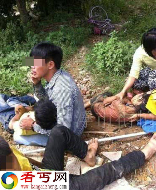 云浮腐竹街特大车祸连撞四个学生现场惨烈