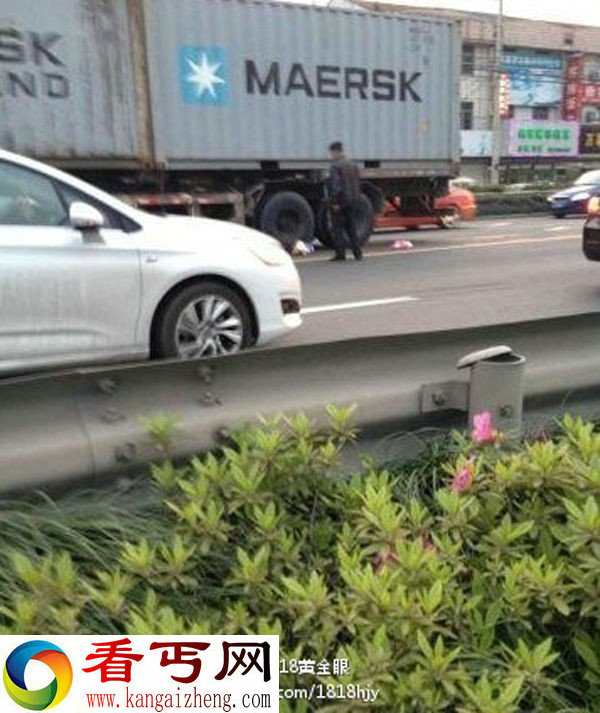 网曝8个月婴儿车流中被碾身亡 图为现场