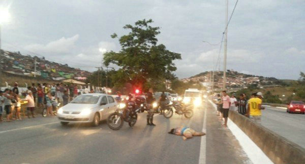 国外妇女翻越公路隔栏被超速车撞飞惨死