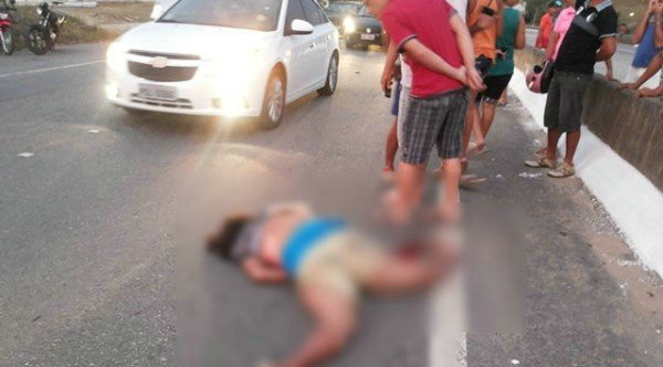 国外妇女翻越公路隔栏被超速车撞飞惨死