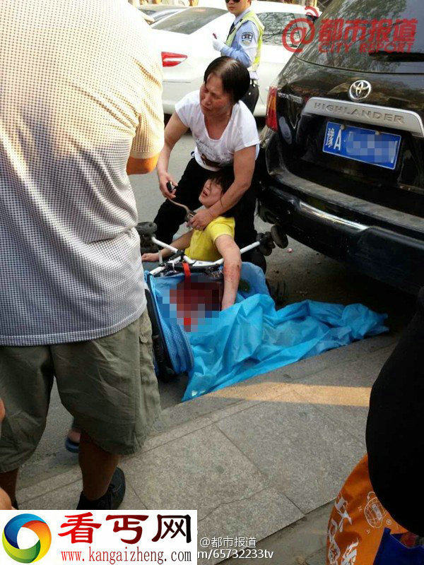 郑州市丰乐路宝马司机撞死半岁婴儿