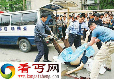 各地不该发生的七种车祸管道工出窨井少看一眼被车撞头