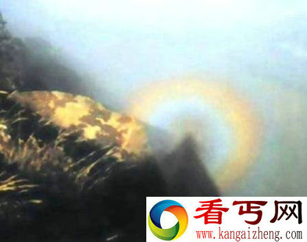 汶川大地震前夕天空突现佛光