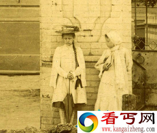 上个世纪的老照片 频繁出现一个神秘女孩