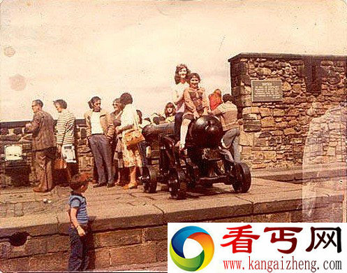 摄影者对面的白色人影