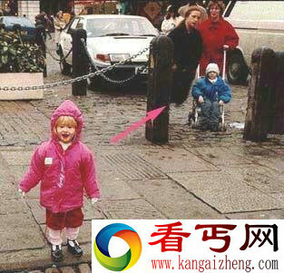 照片洗出后 那女的竟然没腿了