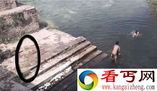 监控拍到鬼影跳水 就在玩水的小孩旁边