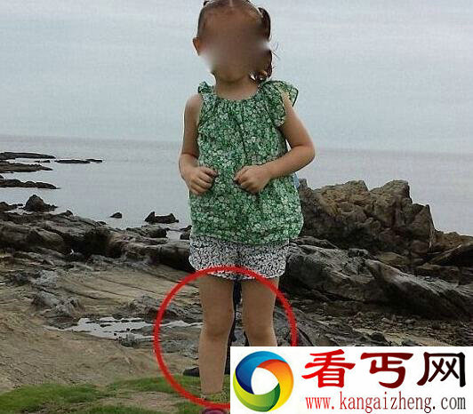 太可怕了！女孩两腿之间出现一只大脚