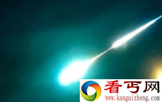 UFO出没？俄山区天空惊现奇异绿色光球