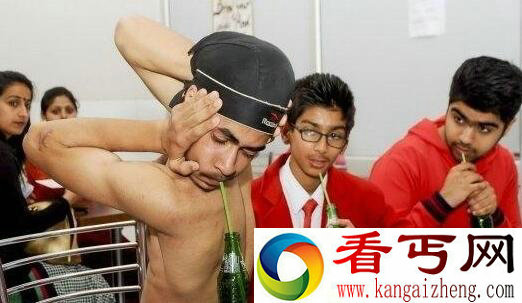 印度男孩逆天了 头部竟可任意旋转