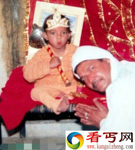印度一男孩长着神奇尾巴 在当地被奉为神灵信徒朝拜