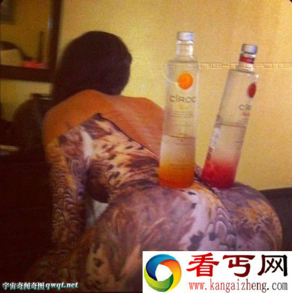 妹纸巨大臀部引轰动 摇摆肥臀用可作小桌子