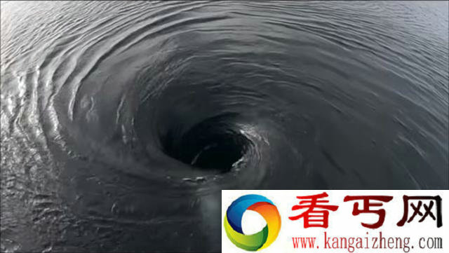 男子为拍摄强大海洋漩涡跳进海里,被之后的一幕惊吓到了!