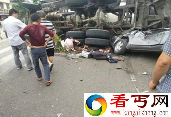 水泥罐车路口侧翻压死4人