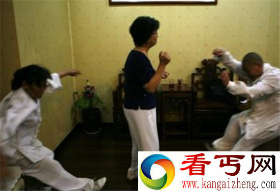 闫芳隔空骗术被扒 靠隔山打人低劣表演混成“大师”