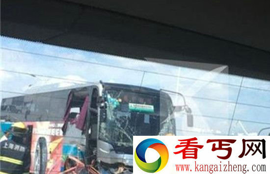 机场大巴撞上护栏2人死亡