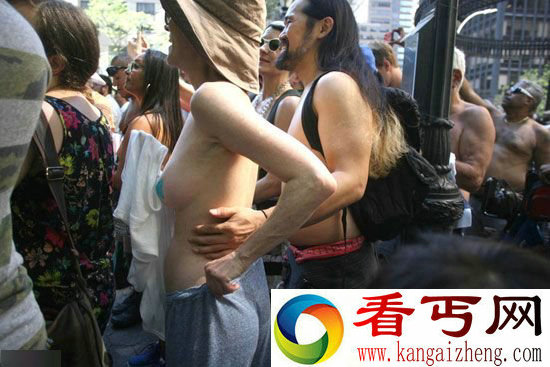 纽约街头上演妇女裸体游行