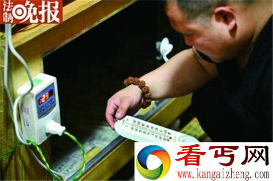 27岁小伙养3万条蛇 年收入达几百万