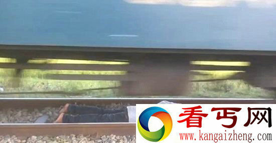 男子作死挑战火车“碾压” 撞上瞬间卧倒