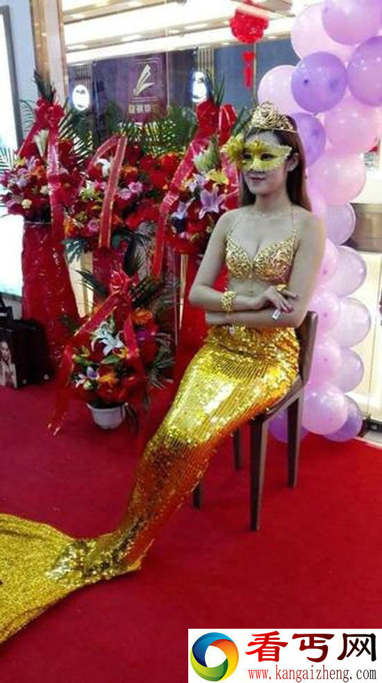沈阳两女模身穿价值30万黄金美人鱼内衣亮相