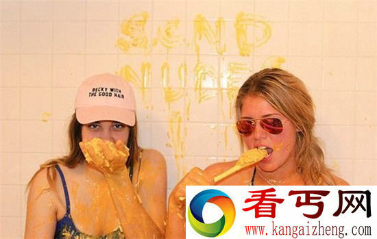 女大学生用通心粉泡澡边洗边吃 密集恐惧症朋友看了要杀人