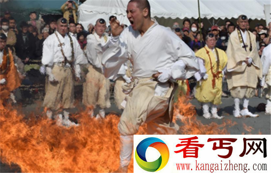 日本举行渡火节 僧侣跳进火坑能净化心灵吗?