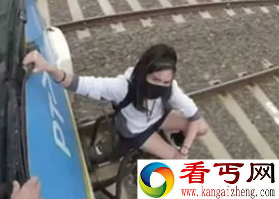 澳大利亚作死青年扒火车外冲浪 妈的智障!