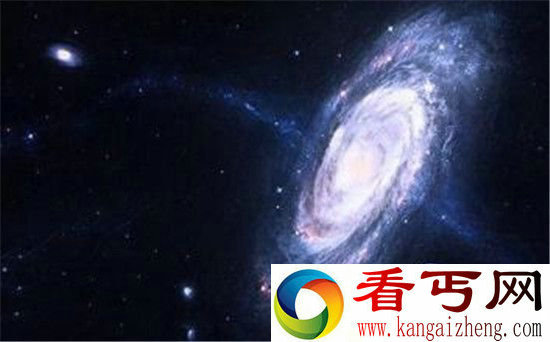 黑洞里面流出黑色液体 外星人惨死平行宇宙?