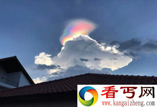 新加坡出现火彩虹 源自太阳和云层的罕见交汇