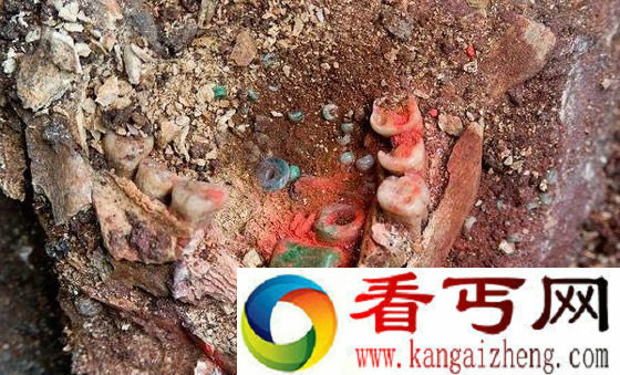 满口的玉制珠宝