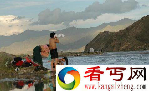 河边沐浴的藏民