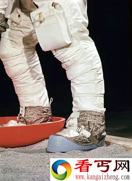阿姆斯特朗在舱外活动(extravehicular activity,EVA)训练中模拟月面行走。