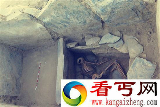新疆惊现“棺中棺” 石棺墓千古谜团