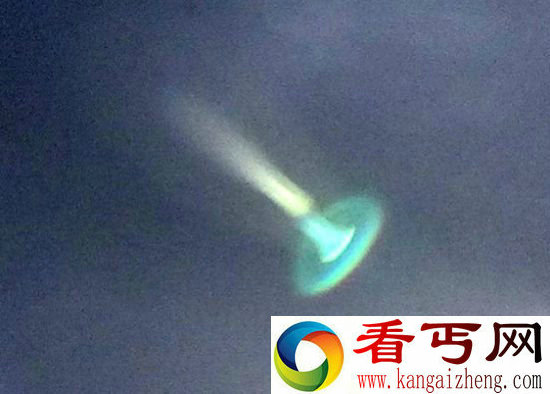 风暴追逐者意外拍到神秘UFO 形如水母发出诡异绿光
