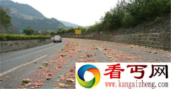 2.5吨西瓜碾成渣 路面满是碎西瓜一片狼藉