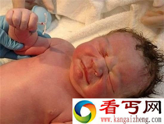 婴儿手握避孕环出生想弄死我?没那么容易!