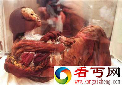 秘鲁火山发现冰冻少女