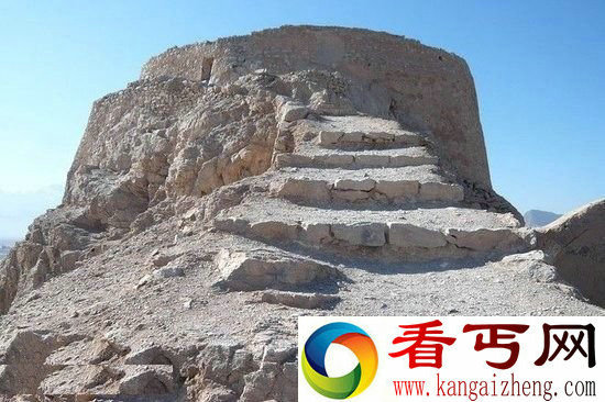 盘点世界各国奇异葬礼 意大利地下墓穴惊现挂式木乃伊