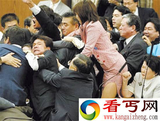 乌克兰不仅姑娘美 干起架来更美!