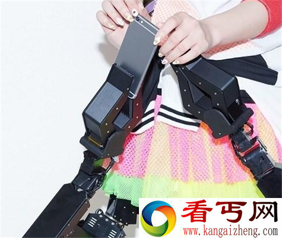 妹子裙下突然伸出一只手 不忍直视!