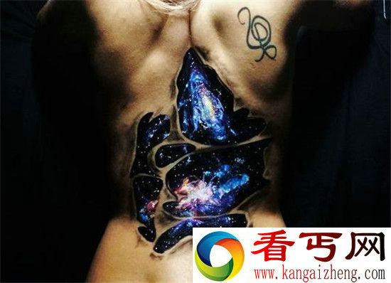 美艺术家把女友后背当画布 绘出璀璨3D星空