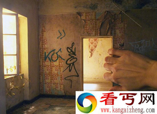 法国艺术家造世界上最微小房子仅巴掌大小