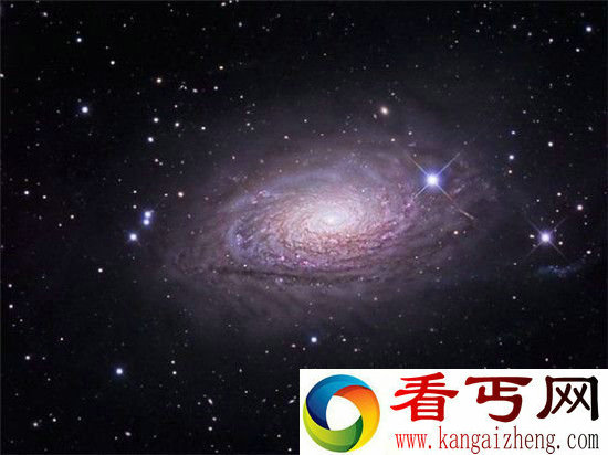 壮观螺旋星系!吞噬邻近矮星系不断壮大