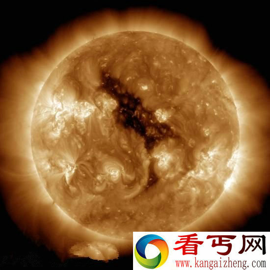 太阳表面惊现巨型空洞 引力波可破解黑洞