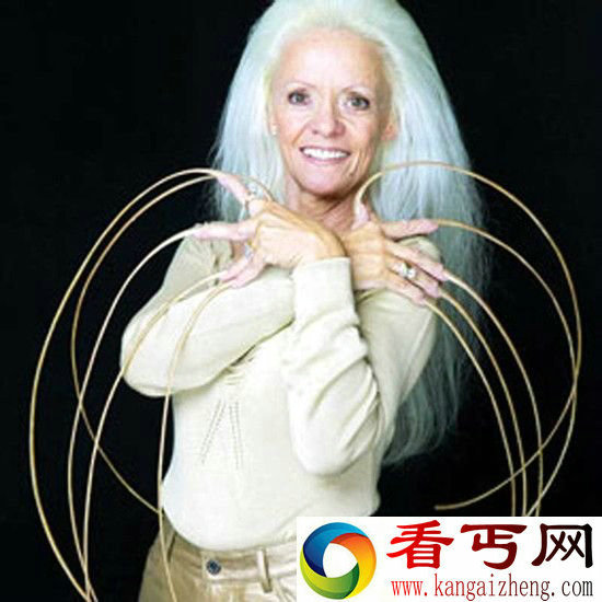 世界最长的指甲 比头发都长！这是要逆天啊!