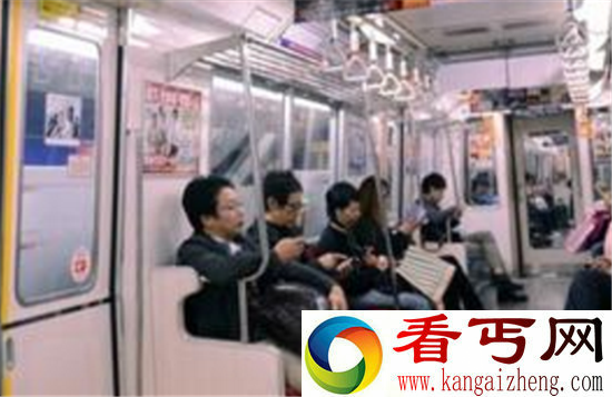 乘地铁鱼刺吐一地 奇葩男子称给他一百块就不吃了