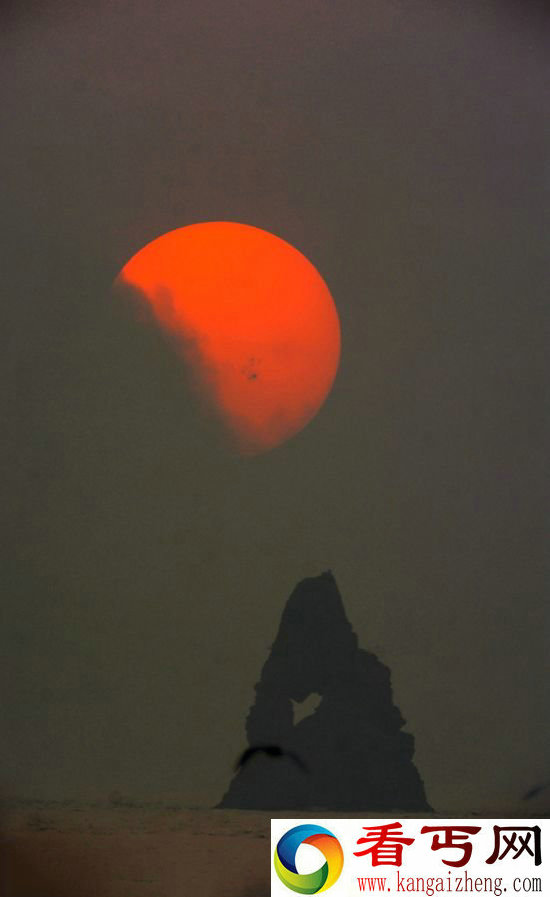 太阳表面发现巨型黑子面积接近30个地球【组图】